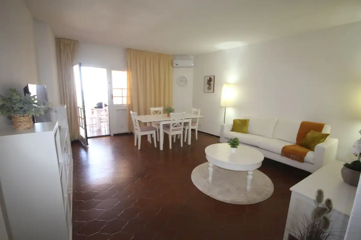 Sala d'estar de Apartament en venda en Marbella amb Aire condicionat, Moblat i Piscina comunitària