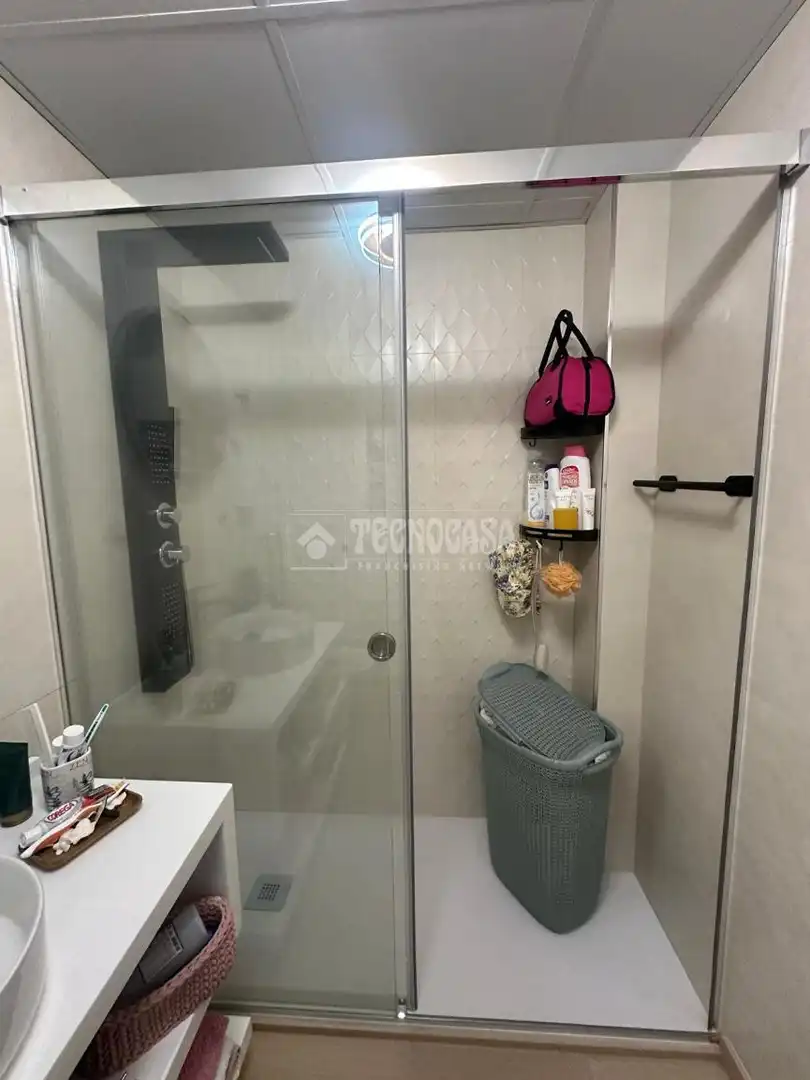 Bathroom of Flat for sale in Sevilla  with Air Conditioner, Heating and Furnished