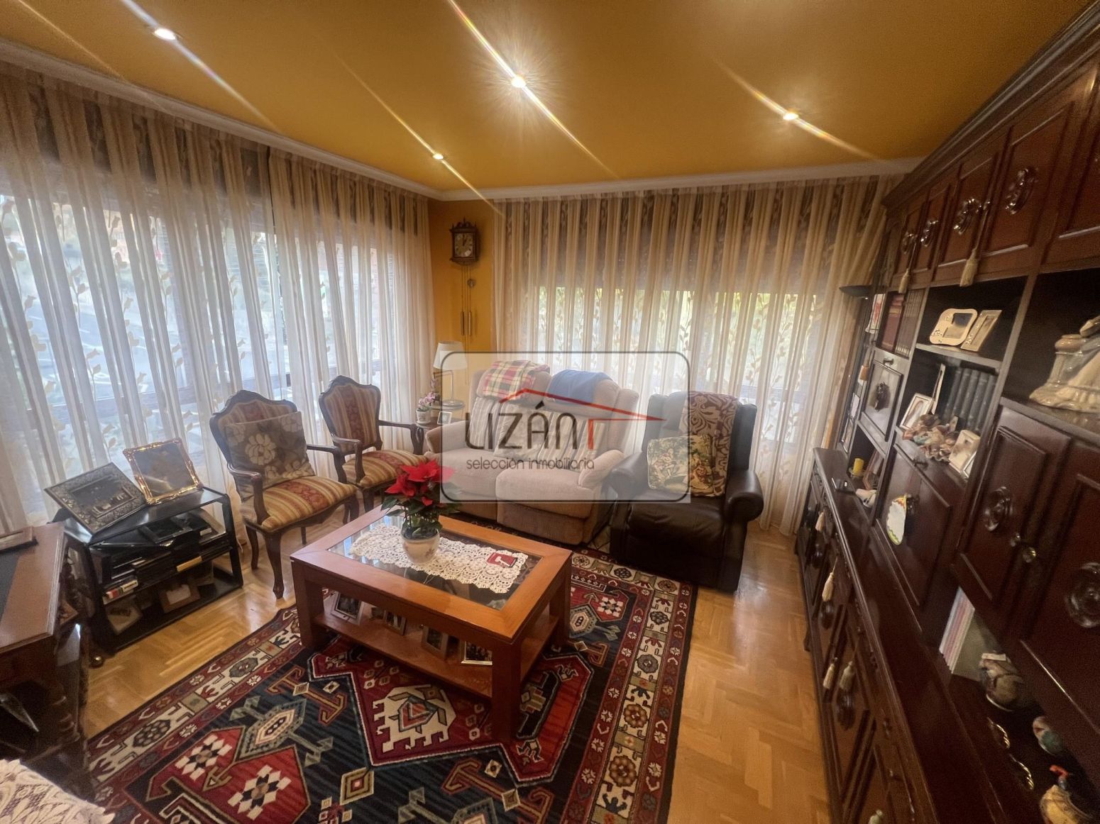 Sala d'estar de Pis en venda en Oviedo  amb Calefacció, Jardí privat i Parquet