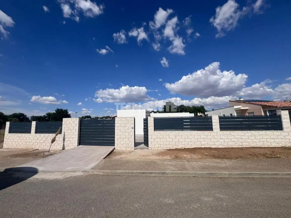 Houses for sale in Layos  with Air Conditioner and Heating