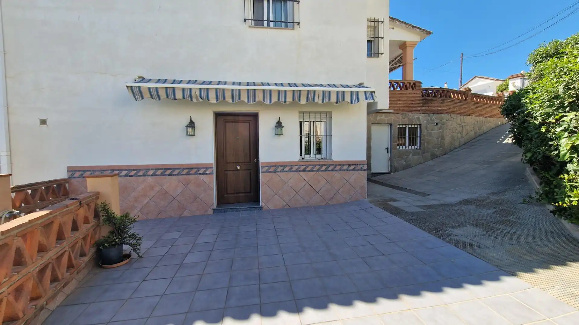Vista exterior de Casa o xalet en venda en Mijas amb Aire condicionat, Jardí privat i Terrassa