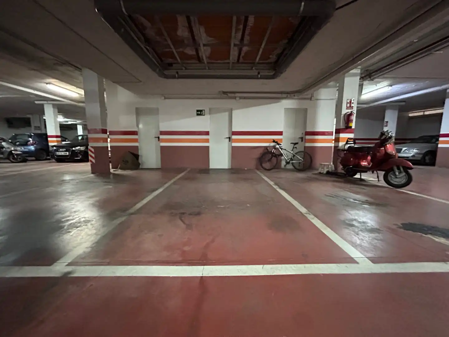 Parking de Dúplex de alquiler en Sevilla con Aire acondicionado, Calefacción y Parquet