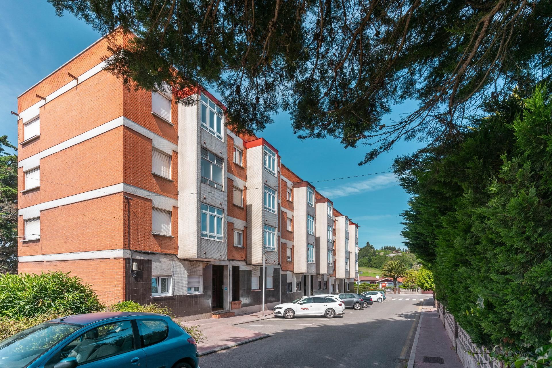 Vista exterior de Pis en venda en Carreño amb Calefacció, Jardí privat i Terrassa