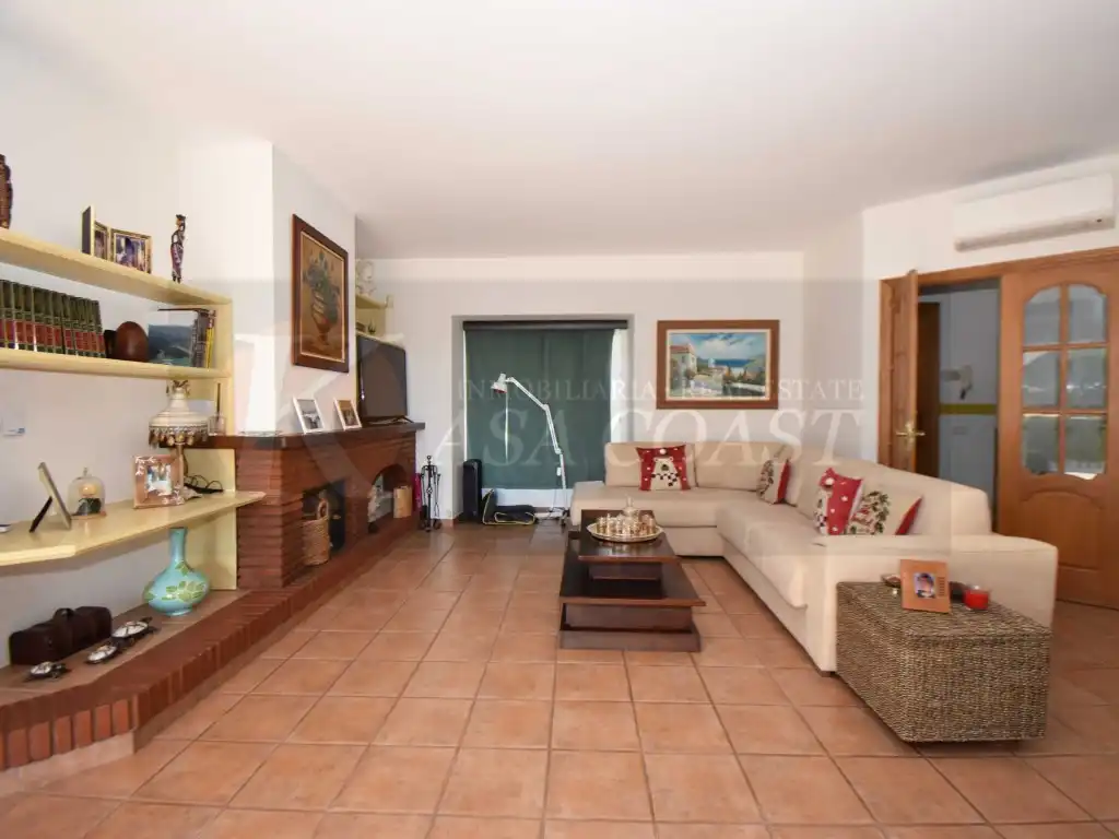 Sala d'estar de Casa o xalet en venda en Mijas amb Aire condicionat, Jardí privat i Terrassa