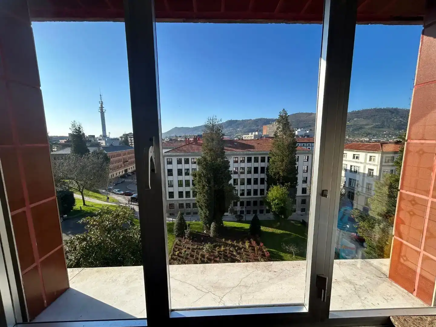 Vista exterior de Pis en venda en Oviedo  amb Balcó