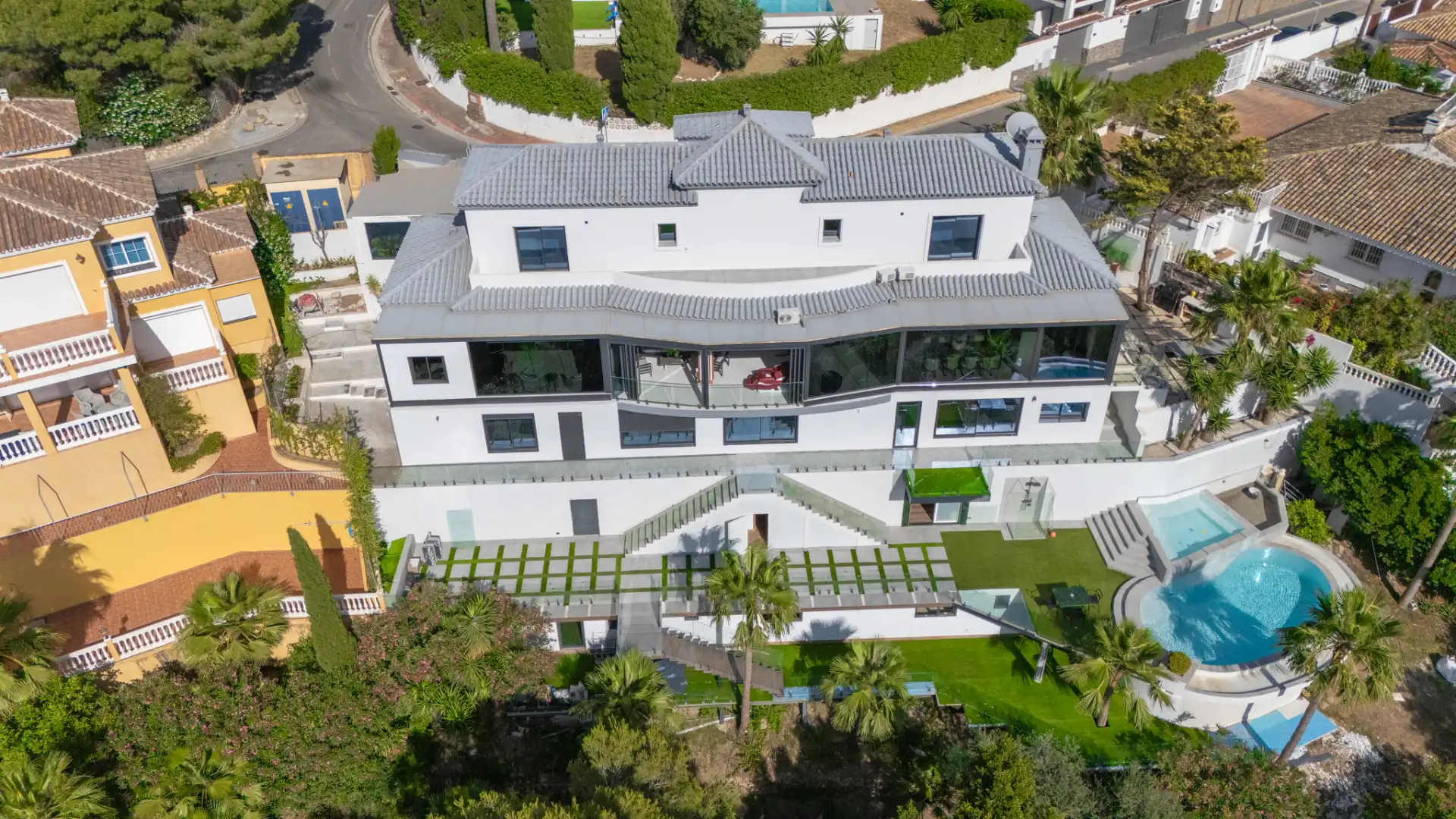 Vista exterior de Casa o xalet en venda en Benalmádena amb Aire condicionat, Calefacció i Jardí privat