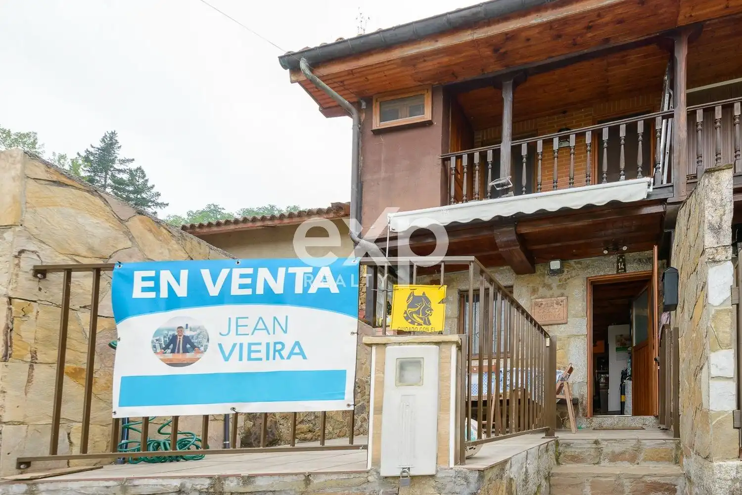 Vista exterior de Casa o xalet en venda en Lena amb Calefacció, Jardí privat i Terrassa