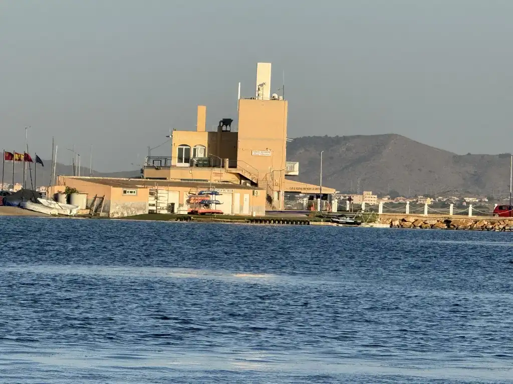 Außenansicht von Wohnungen zum Verkauf in Cartagena mit Klimaanlage und Terrasse