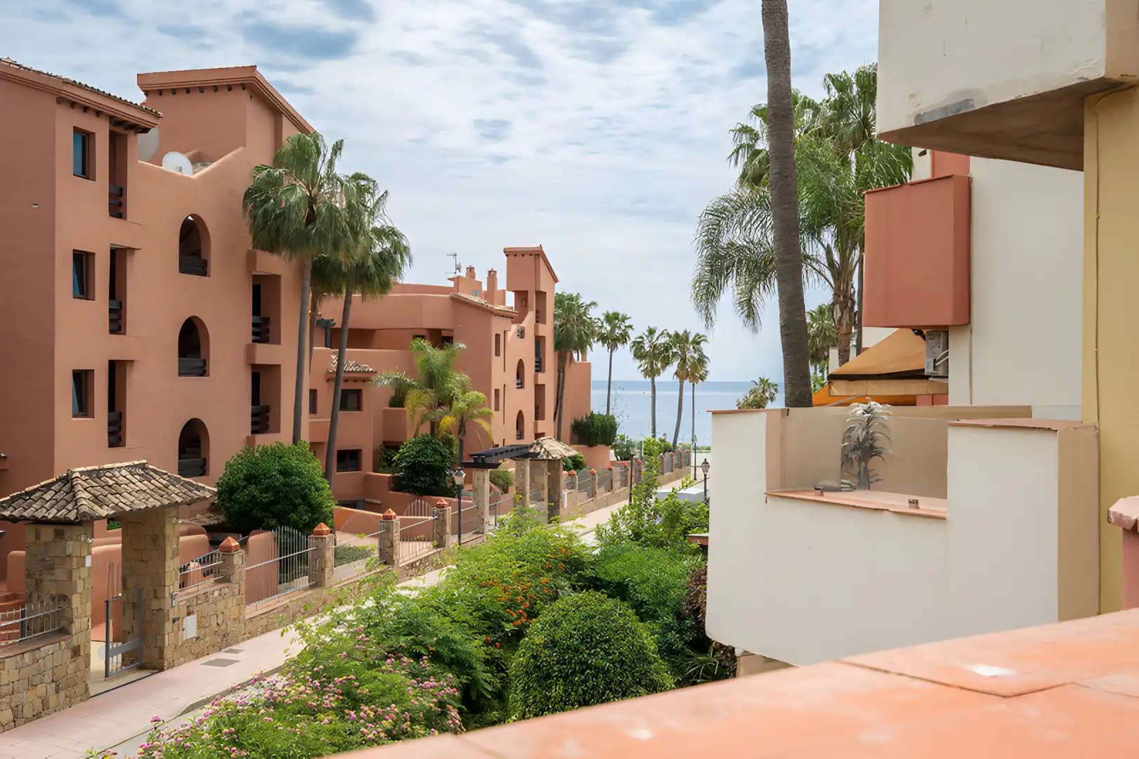 Außenansicht von Einfamilien-Reihenhaus zum Verkauf in Estepona mit Klimaanlage, Privatgarten und Terrasse