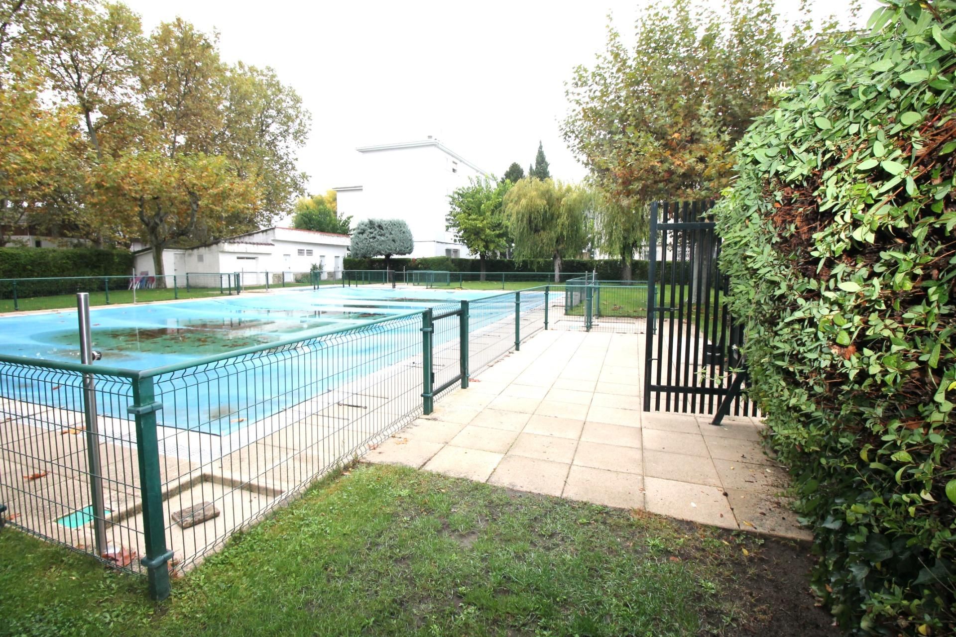 Piscina de Pis en venda en Collado Villalba amb Calefacció, Jardí privat i Piscina comunitària