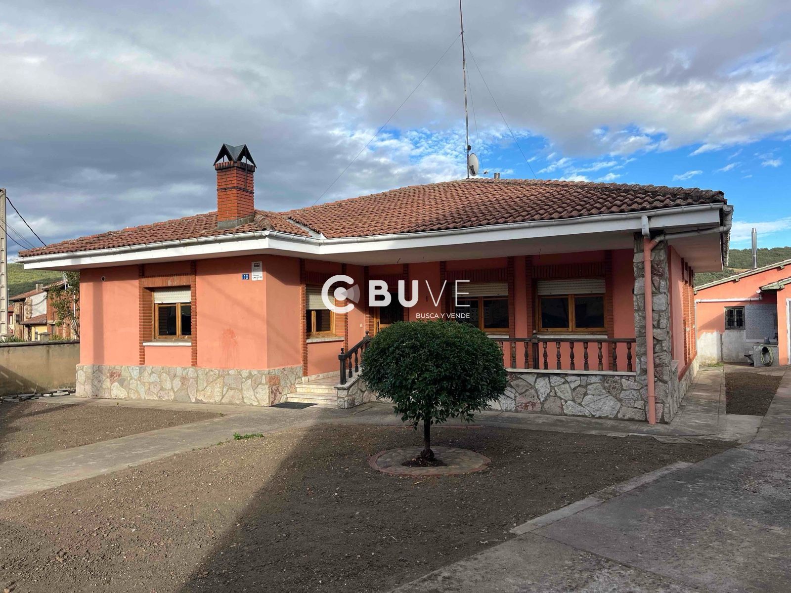 Vista exterior de Casa o xalet en venda en Cuadros amb Calefacció i Terrassa