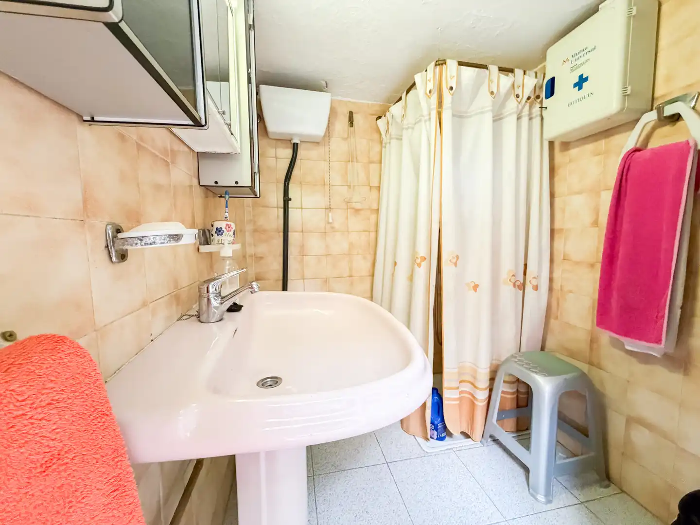 Badezimmer von Einfamilien-Reihenhaus zum Verkauf in Baza mit Privatgarten, Parkett und Abstellraum