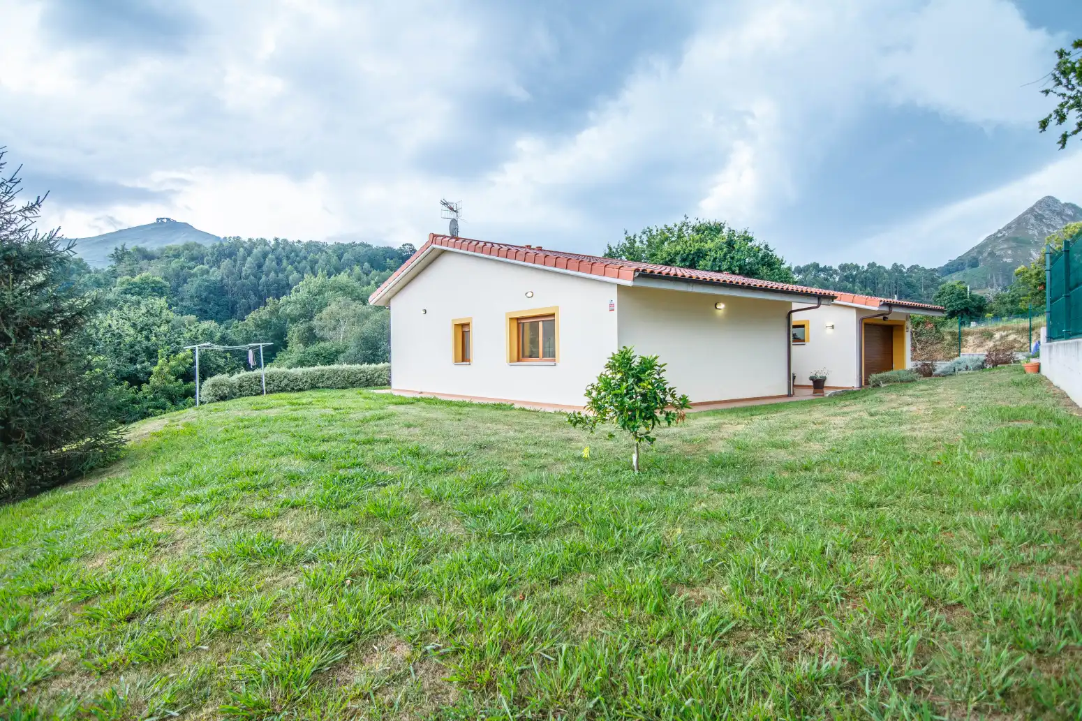 Vista exterior de Casa o xalet en venda en Ribadesella amb Calefacció, Jardí privat i Terrassa