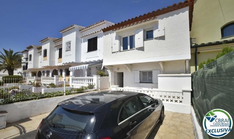 Vista exterior de Apartament en venda en Empuriabrava amb Aire condicionat i Piscina