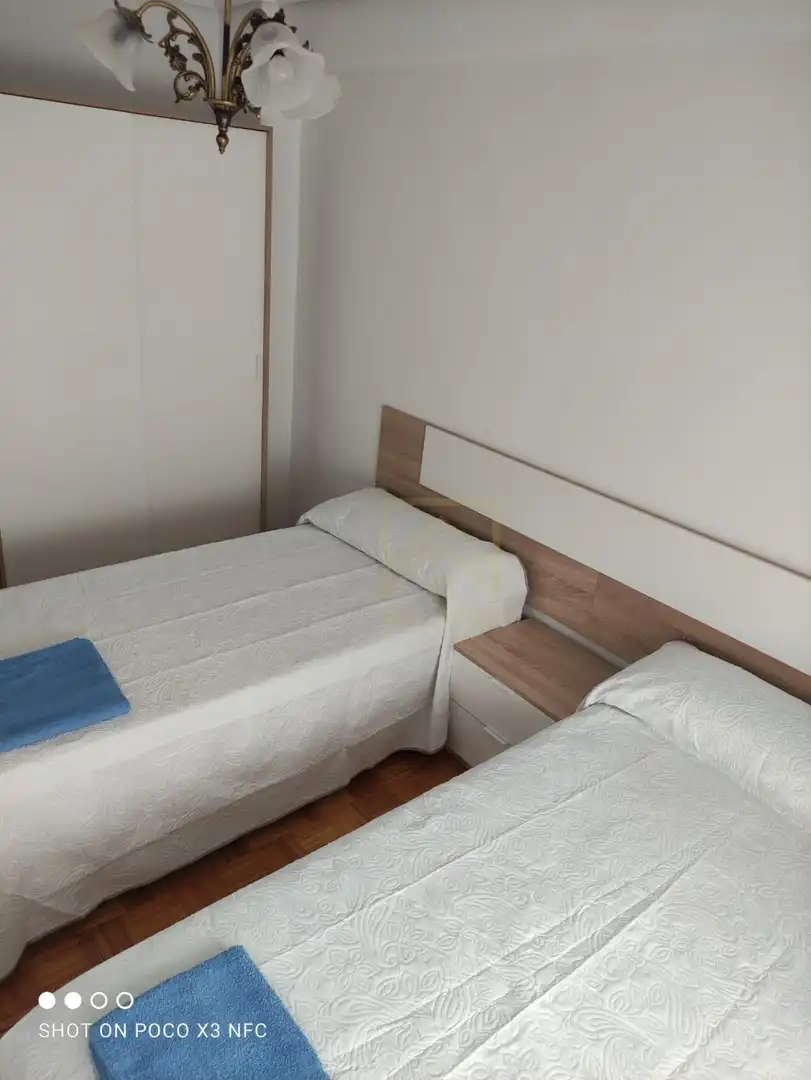 Dormitori de Pis de lloguer en Torrelavega  amb Calefacció, Jardí privat i Parquet