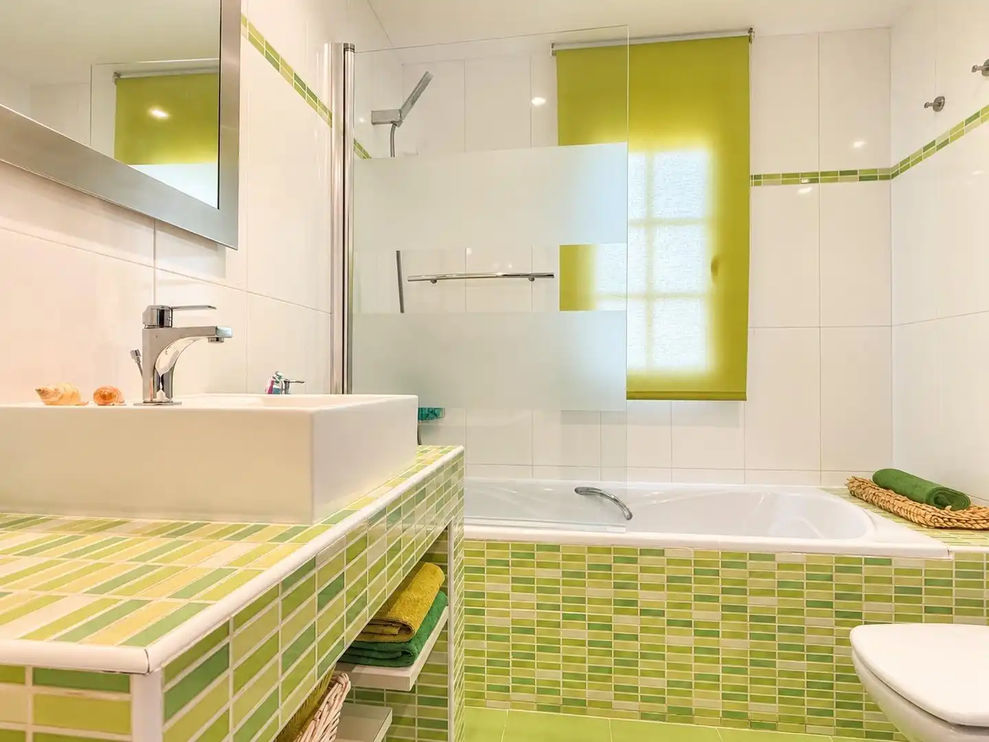 Bathroom of Houses for sale in Chiloeches, Guadalajara