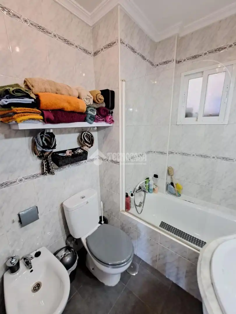Badezimmer von Wohnung zum Verkauf in Parla mit Klimaanlage, Heizung und Parkett