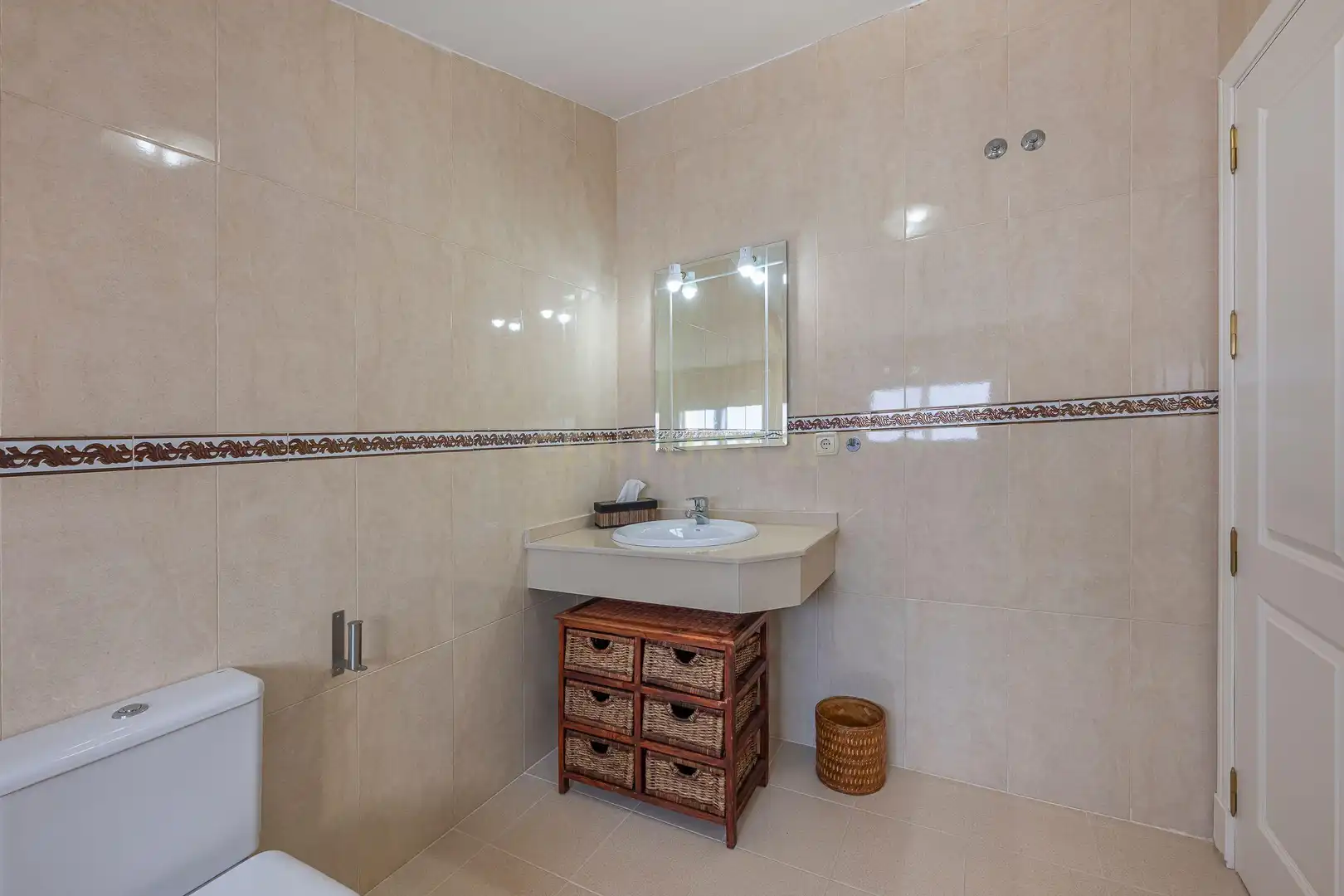 Baño de Casa adosada en venta en Estepona con Aire acondicionado, Trastero y Piscina comunitaria