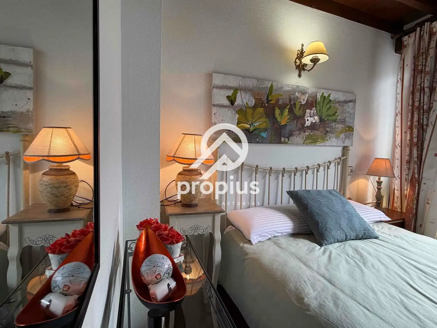 Habitación de Casa adosada en venta en Llanes con Calefacción, Trastero y Amueblado