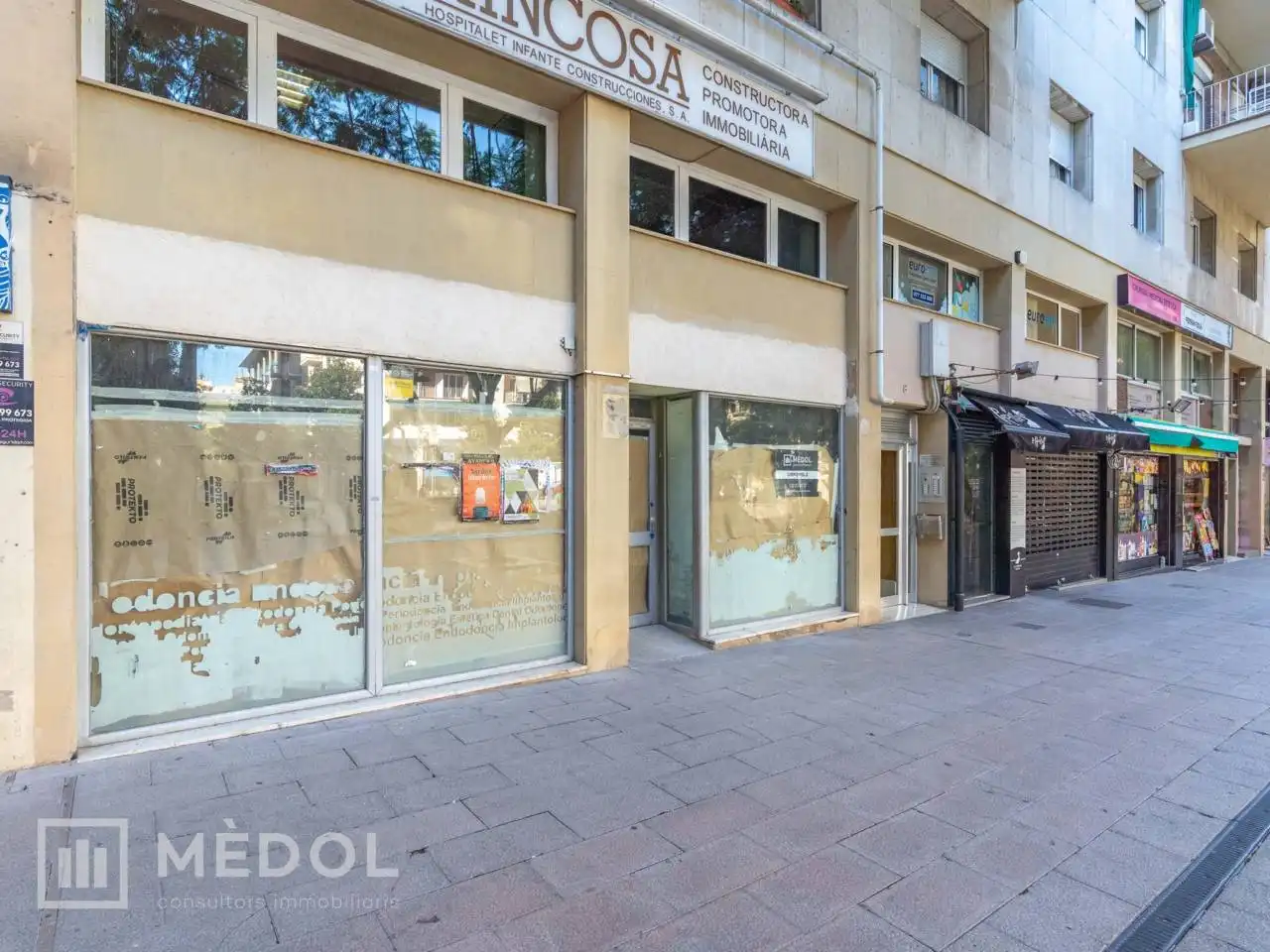 Local comercial en venda a Plaza Mossèn Cinto Verdaguer 8, imagen 2