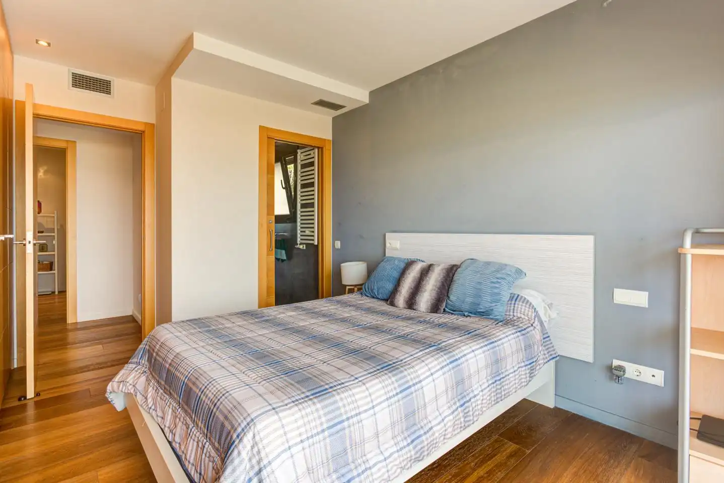 Schlafzimmer von Haus oder Chalet zum Verkauf in Castelldefels mit Klimaanlage, Heizung und Privatgarten