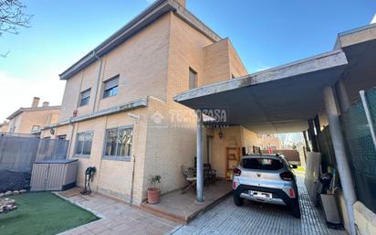 Exterior view of Single-family semi-detached for sale in Daganzo de Arriba  with Heating, Private garden and Swimming Pool