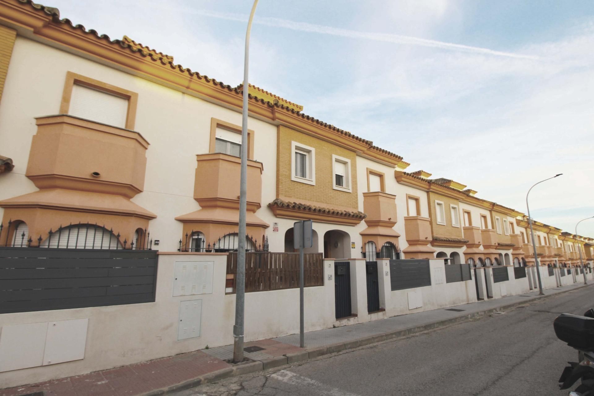 Vista exterior de Casa adosada en venda en Chiclana de la Frontera amb Aire condicionat, Calefacció i Terrassa