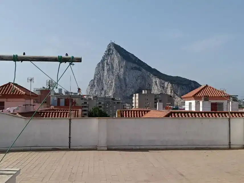 Außenansicht von Wohnung zur Miete in La Línea de la Concepción mit Klimaanlage und Balkon