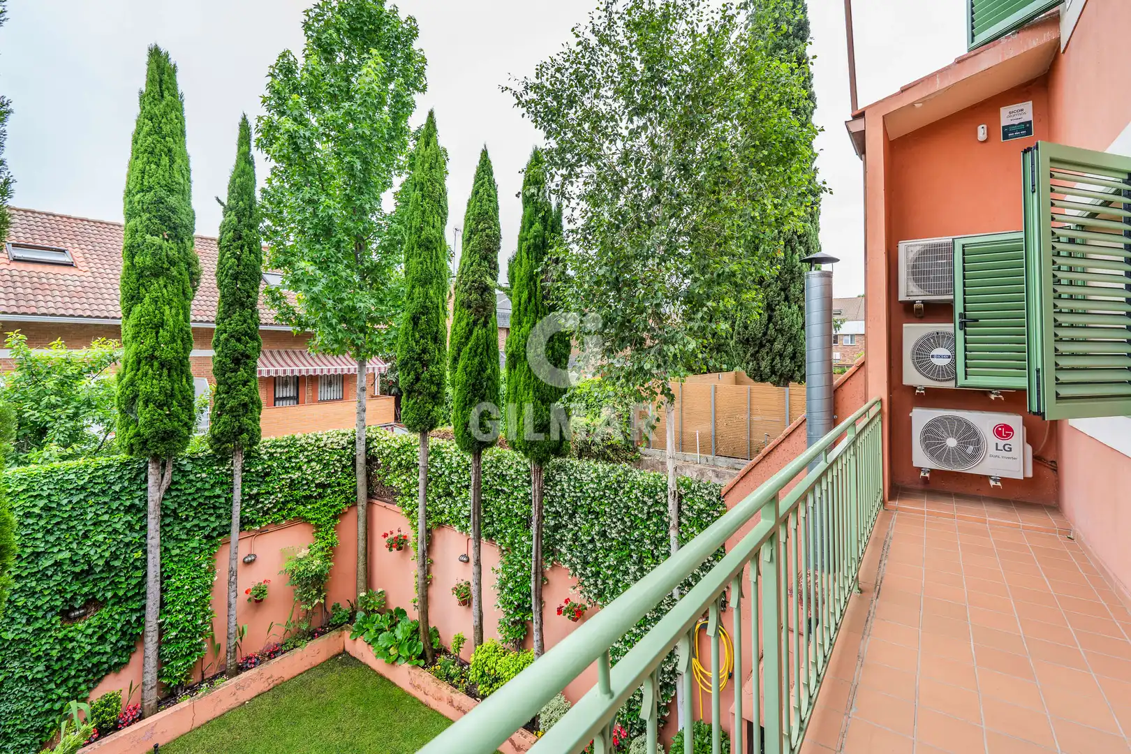 Terrassa de Casa adosada en venda en Madrid amb Calefacció i Jardí privat