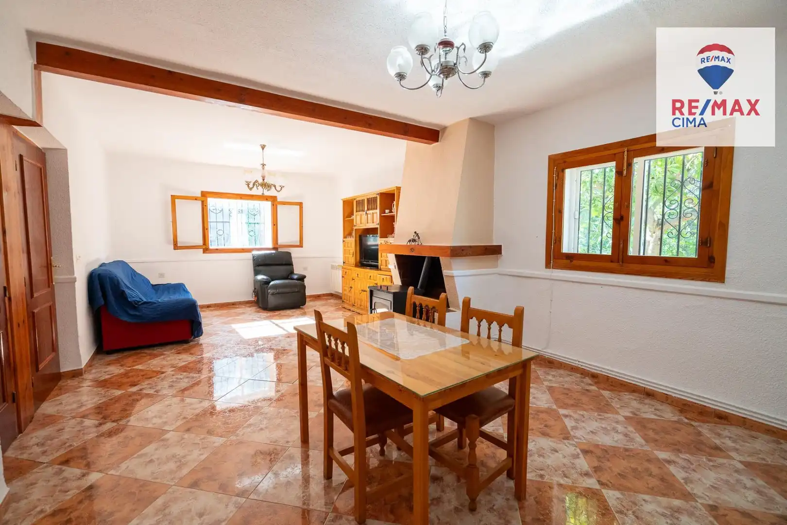 Sala d'estar de Casa o xalet en venda en Baza amb Calefacció, Jardí privat i Terrassa