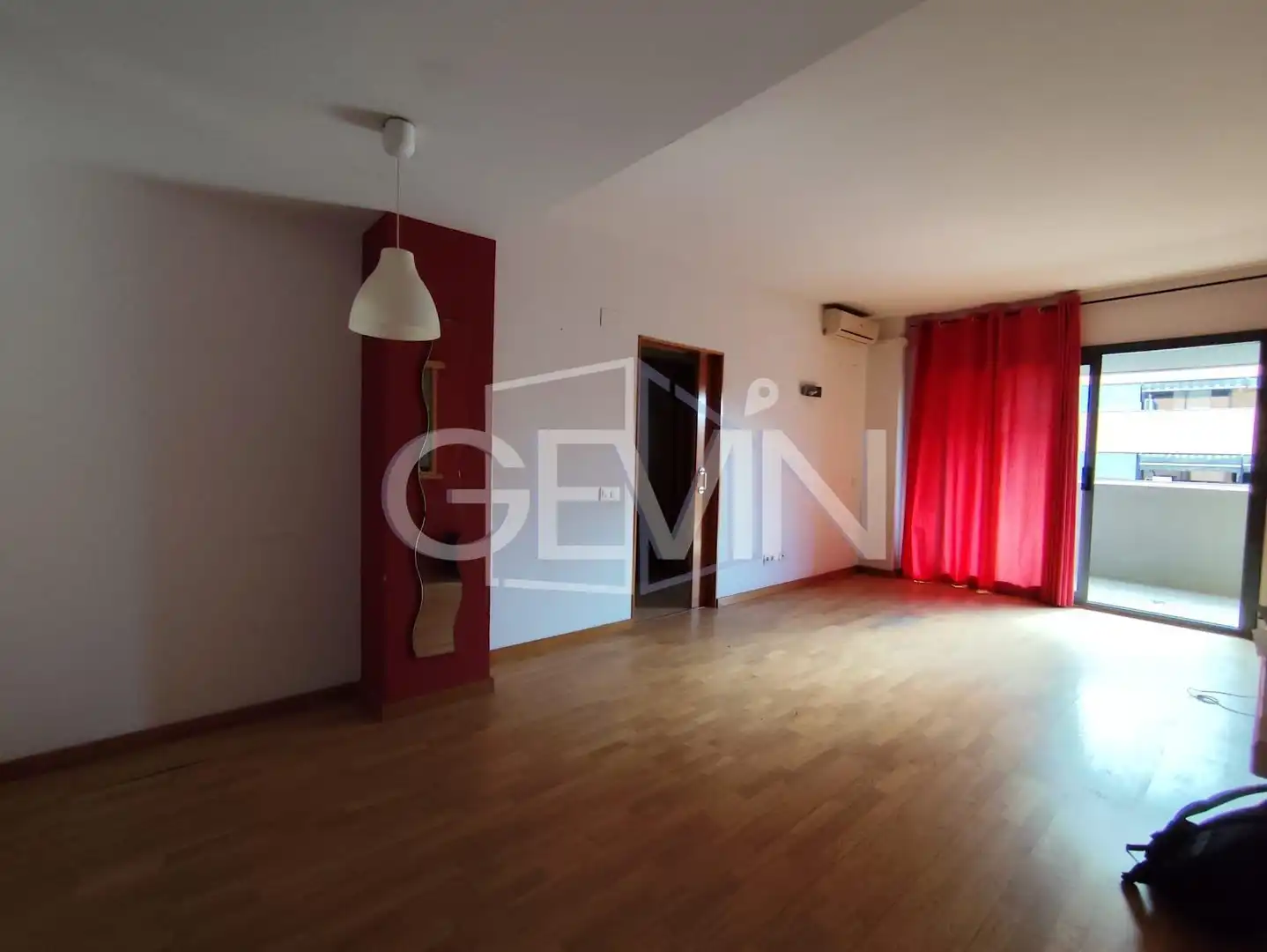 Sala de estar de Piso en venta en Santa Perpètua de Mogoda con Aire acondicionado, Calefacción y Jardín privado