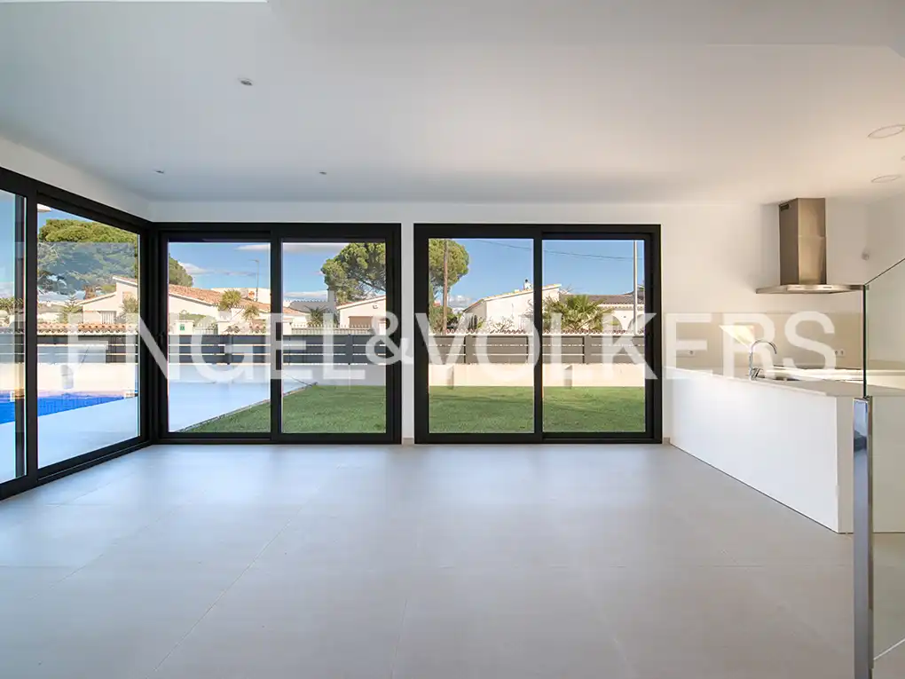 Casa adosada en venda en Empuriabrava amb Aire condicionat, Jardí privat i Piscina