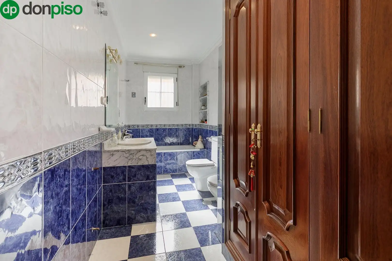 Bathroom of Houses for sale in Granada  with Private garden, Terrace and Storage room