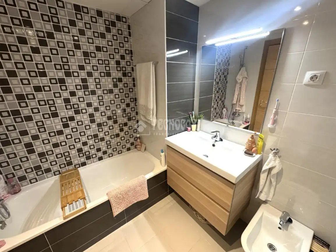 Bathroom of Detached homes for sale in Alcalá de Henares  with Air Conditioner, Terrace and Community pool
