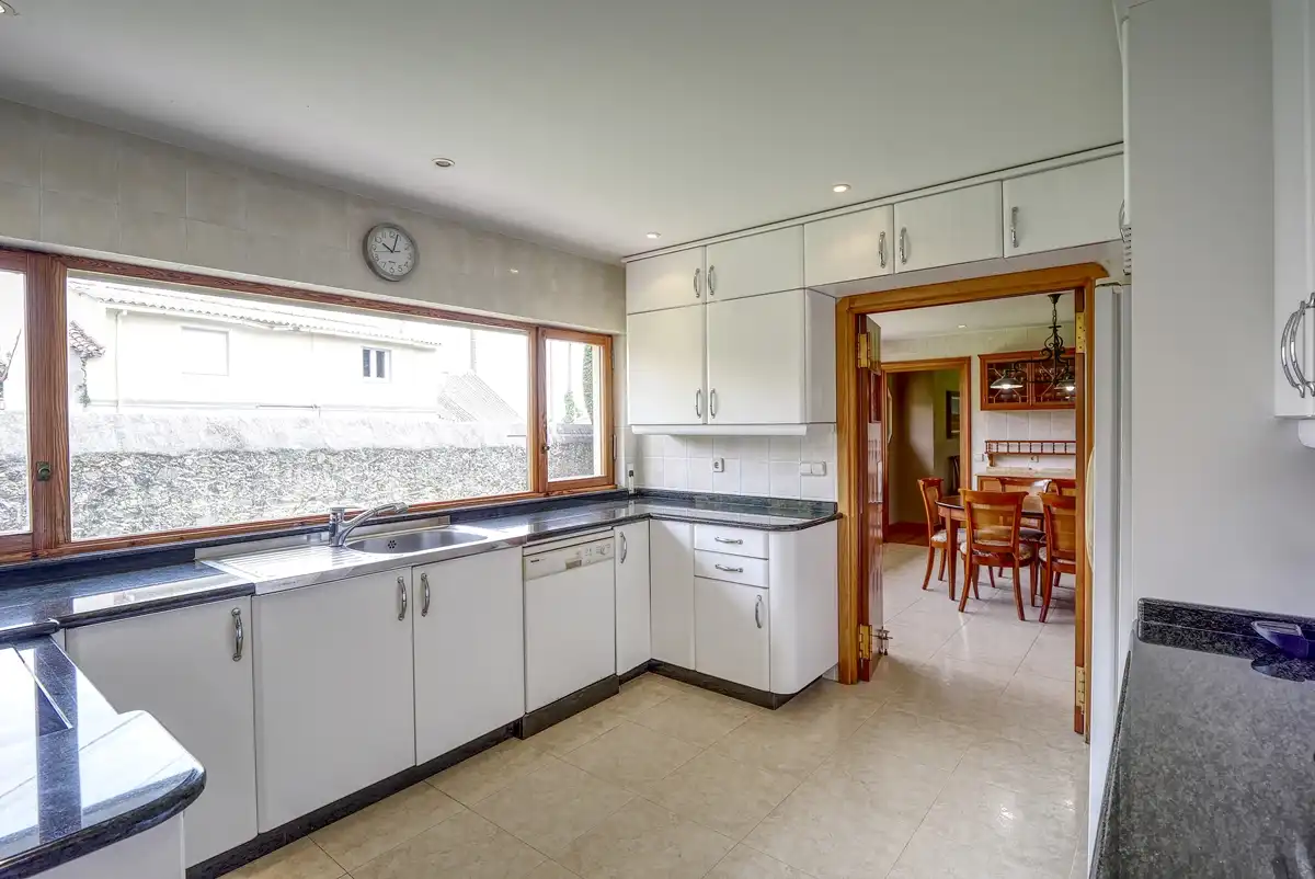 Cuina de Casa o xalet en venda en Sada (A Coruña) amb Calefacció, Jardí privat i Parquet