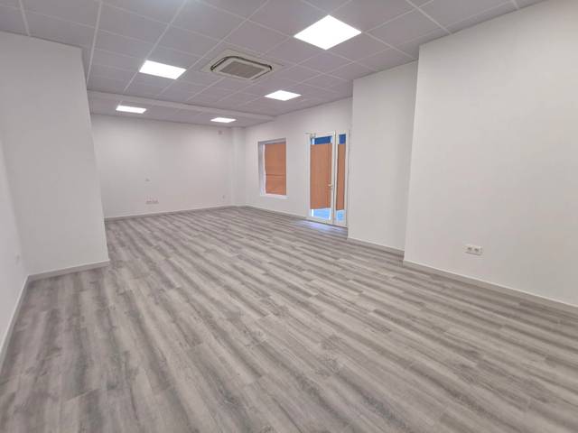 Local comercial en Alquiler en Avenida de los Guindos en Los Guindos - Parque Mediterráneo - Santa Paula