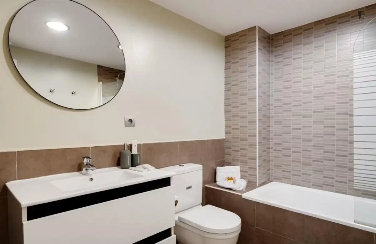 Bany de Apartament de lloguer en Barcelona amb Aire condicionat, Calefacció i Moblat