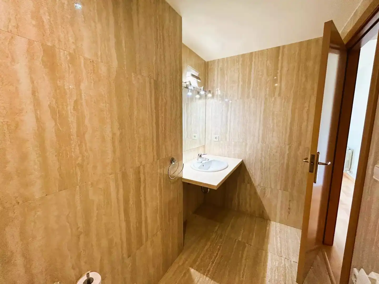 Badezimmer von Wohnung zur Miete in Girona mit Klimaanlage, Heizung und Parkett