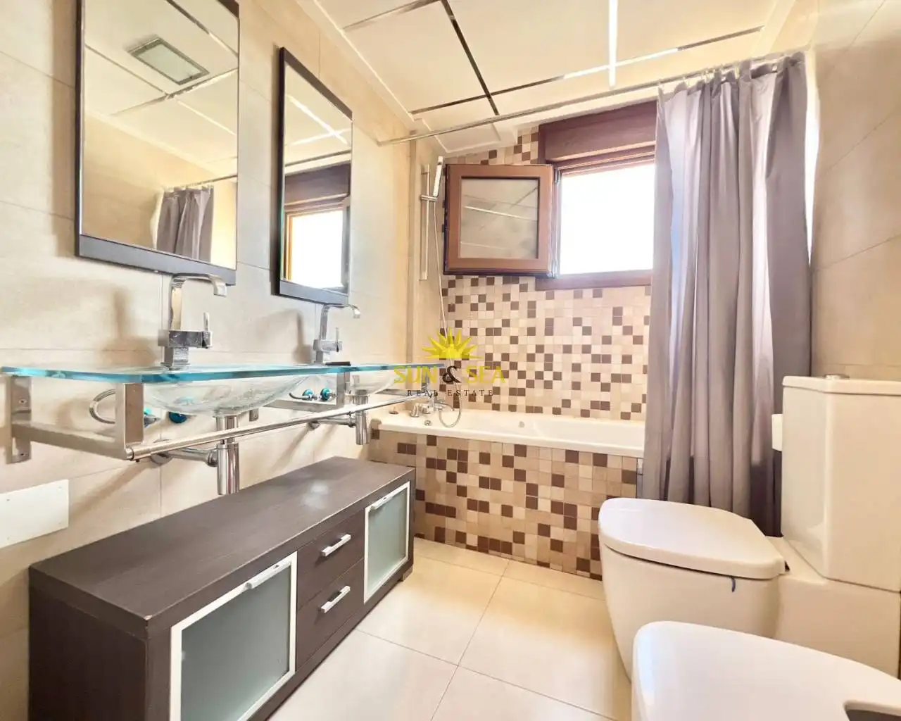 Baño de Apartamento de alquiler en Guardamar del Segura con Aire acondicionado, Calefacción y Piscina