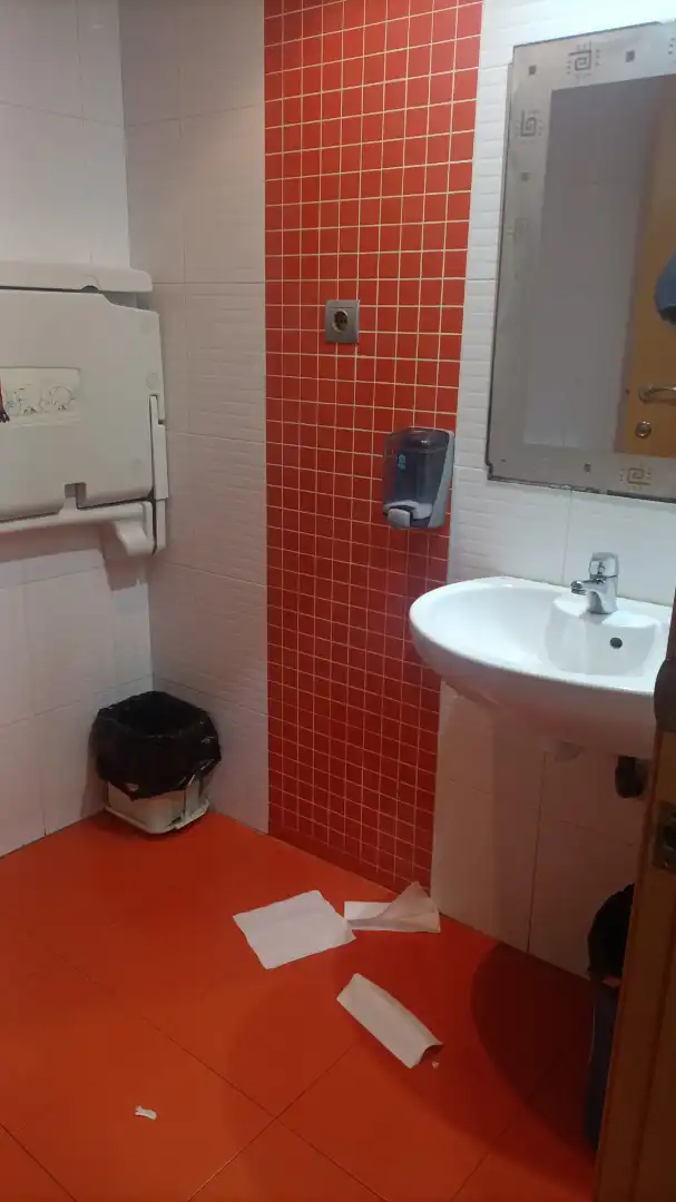 Badezimmer von Geschaftsraum zum Verkauf in Sueca mit Klimaanlage, Heizung und Terrasse