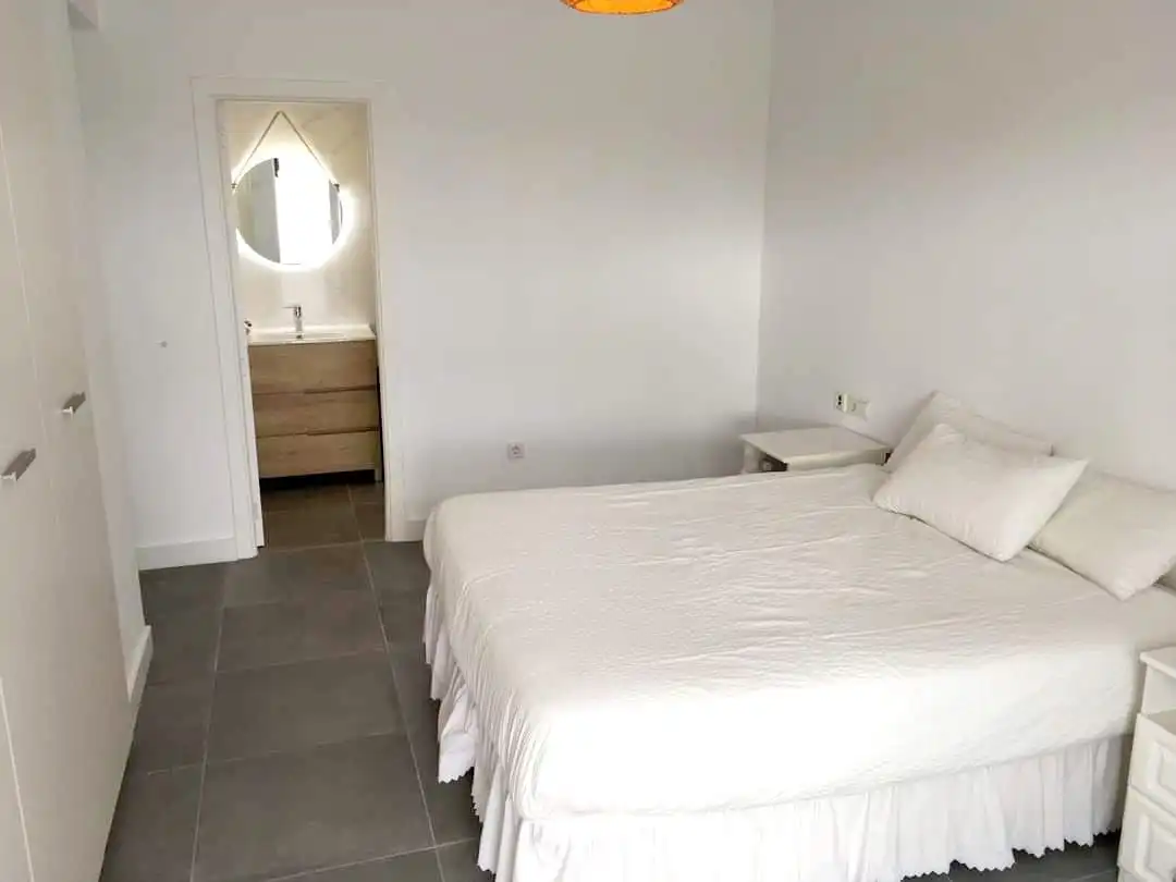 Dormitori de Apartament de lloguer en Marbella amb Aire condicionat, Terrassa i Moblat