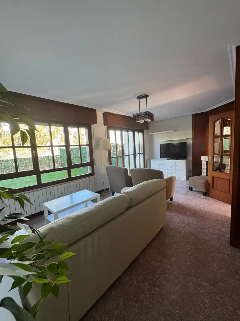 Sala d'estar de Casa adosada en venda en Polanco amb Calefacció, Jardí privat i Parquet