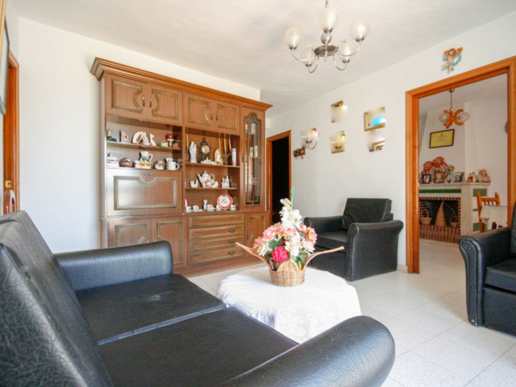 Sala d'estar de Casa adosada en venda en Coín