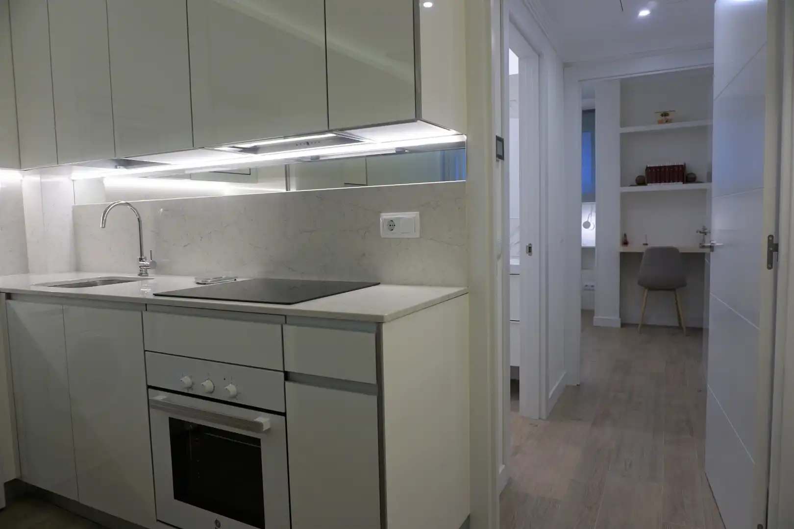 Cuina de Apartament de lloguer en Madrid amb Calefacció i Moblat
