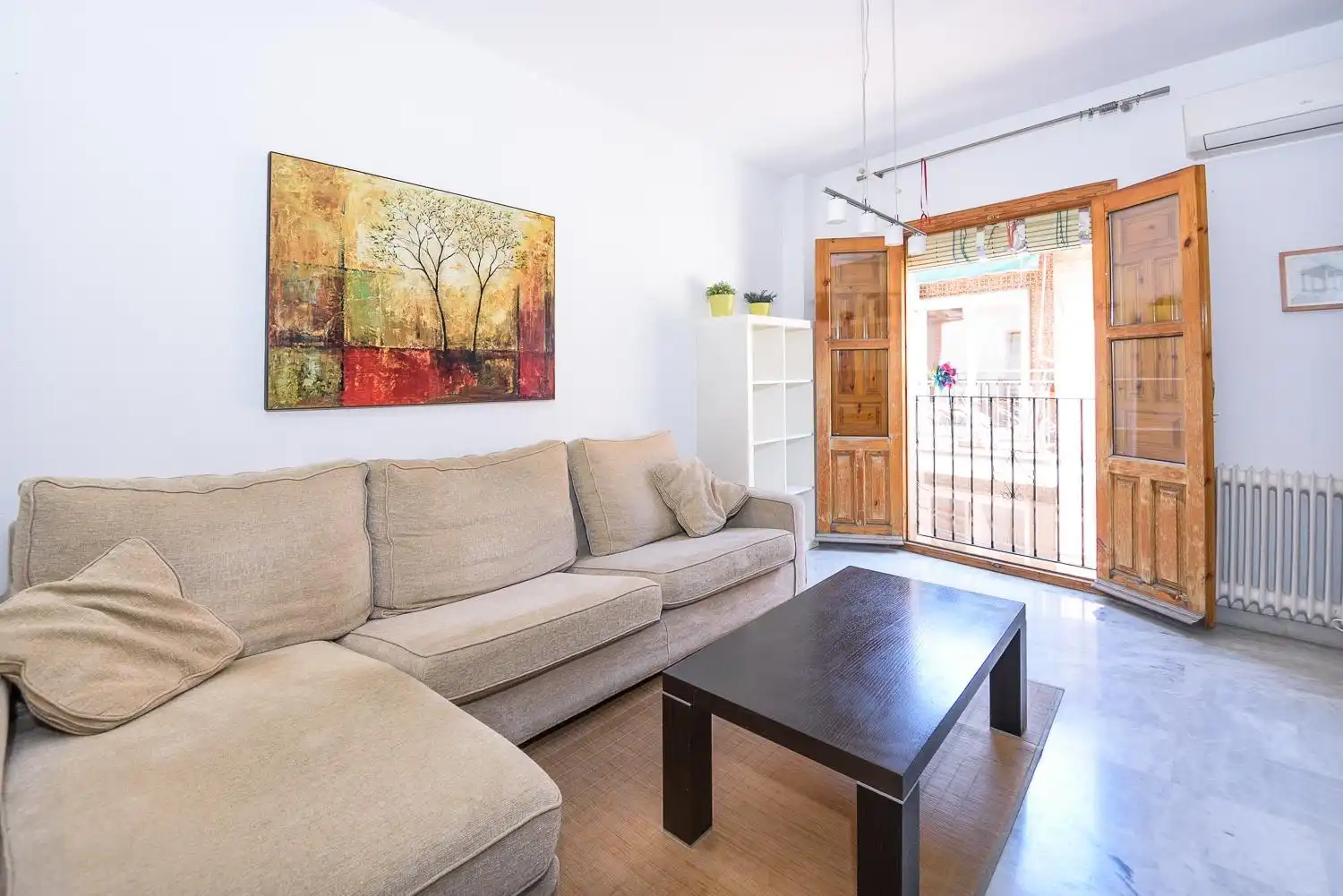 Sala d'estar de Pis en venda en Granada amb Aire condicionat, Calefacció i Moblat