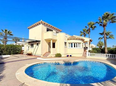 Chalet con balcón en venta en Orihuela Costa