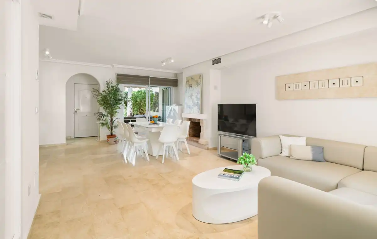 Sala d'estar de Casa adosada en venda en Marbella amb Aire condicionat, Terrassa i Alarma