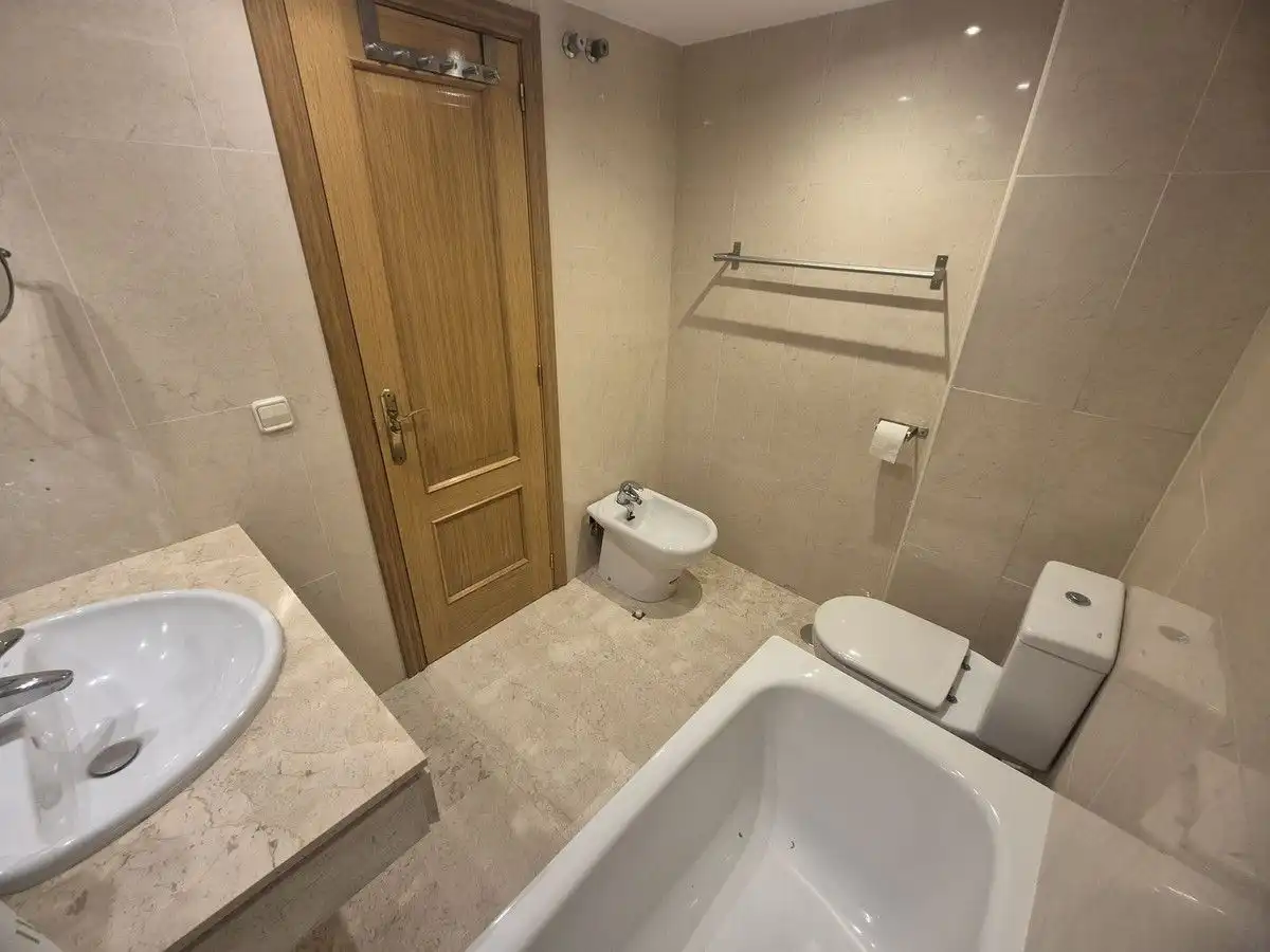Bany de Apartament de lloguer en Estepona amb Aire condicionat, Calefacció i Terrassa