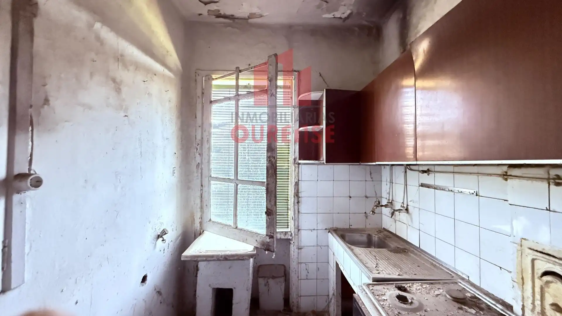 Kitchen of Buildings for sale in Ourense Capital 