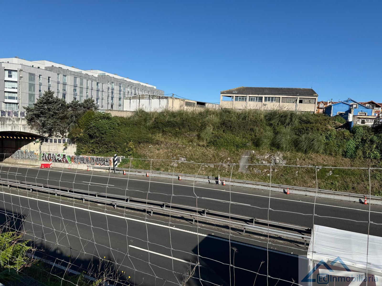 Vista exterior de Terreny industrial en venda en Santander